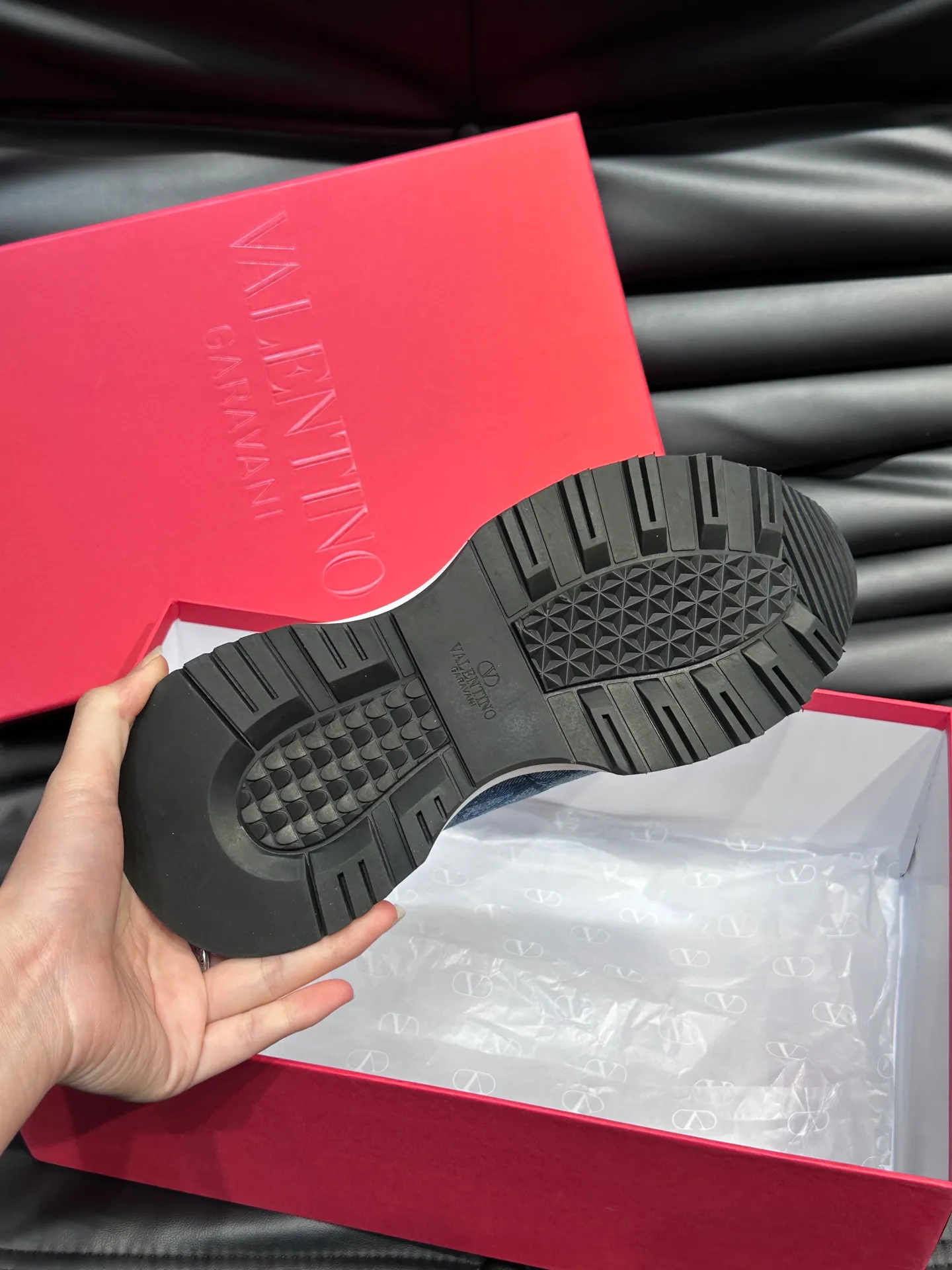 P540💰 Product trademark: VALENTINO "Valentino" Regular size: 38-44 [45 customized] Product materials: Warren men's casual sports shoes, made of multi-material splicing, calf leather stitched with suede cowhide, fabric mesh upper, fabric tongue decorated with brand badge, rubber rivet decorative details on the heel, rivet rubber outsole, non-slip, wear-resistant and shock-absorbing, pure cotton inner foot pad, comfortable and breathable, comes with original box packaging bag!